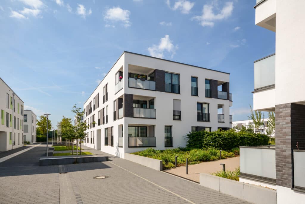 Moderne Neubau Immobilien, Mehrfamilienhäuser in neuer Wohnanlage
